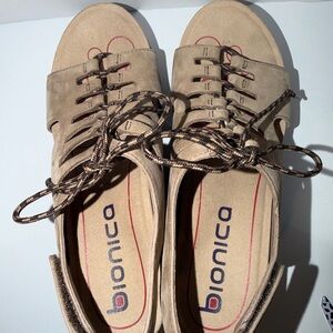 Bionica Ormond All Terrain Wedged Sandals Women’s 8 M Nubuck Leather